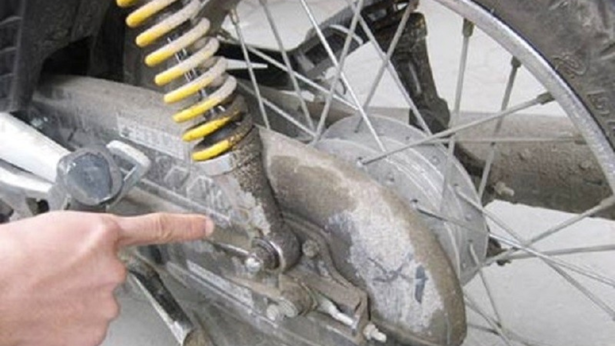 Nguyên nhân nào khiến giảm xóc xe máy bị chảy dầu?